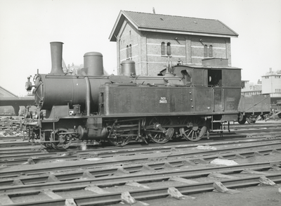 163548 Afbeelding van de stoomlocomotief nr. 5603 (serie 5600) van de N.S. afkomstig van de S.B.B. op het emplacement ...